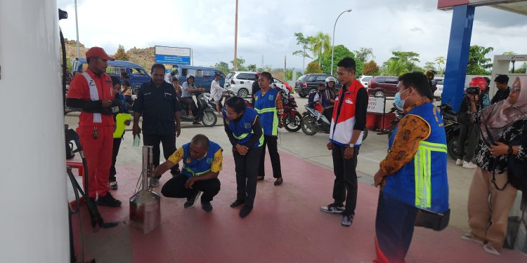 Sinergi Bersama Disperindag Kota Sorong, Pertamina Gelar Sidak ke SPBU Pastikan Kualitas BBM