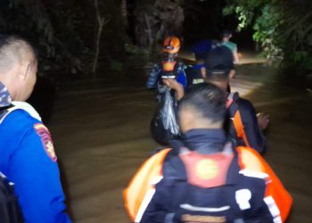 Marnit Bacan dan Tim SAR Gabungan Berhasil Evakuasi Satu Keluarga Terjebak Banjir