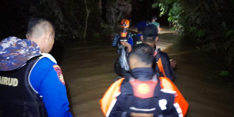 Marnit Bacan dan Tim SAR Gabungan Berhasil Evakuasi Satu Keluarga Terjebak Banjir