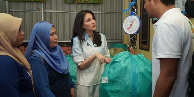 Gubernur Sherly Ajak Masyarakat Olah Sampah