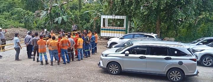 Kacang Lupa Kulit, Karyawan NHM Blok Akses Tempat Mencari Nafkah