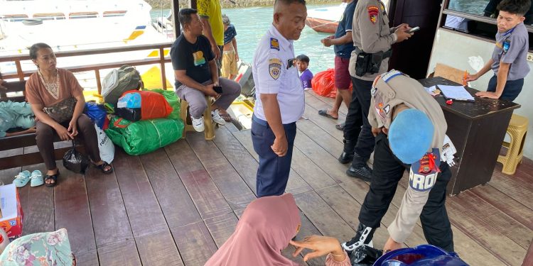 Cegah Gangguan Kamtibmas, Subsatgas Polairud Operasi Ketupat 2025 Patroli di Pelabuhan Gamalama