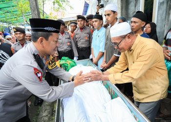 Turut Berduka, Kapolda Malut Melayat dan Beri Dukungan kepada Keluarga Almarhum Aipda Ridwan Ismail