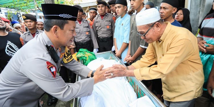 Turut Berduka, Kapolda Malut Melayat dan Beri Dukungan kepada Keluarga Almarhum Aipda Ridwan Ismail