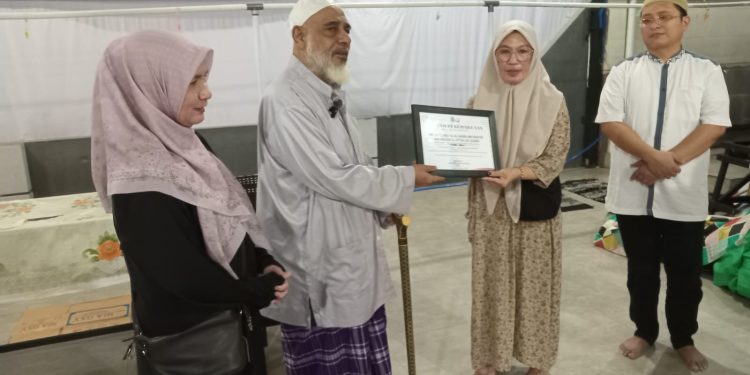 Habib Abubakar Bin Hasan Al Attas Azzabidi Terima Penghargaan dari RSU Chasan Bosoirie