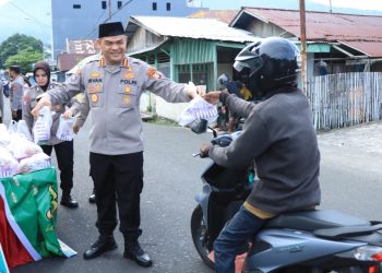 Kombes Pol Irvan Pimpin Pembagian Takjil di Depan Polda Malut
