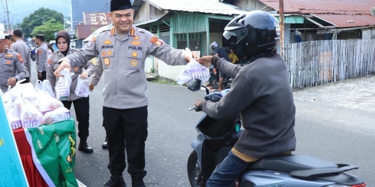Kombes Pol Irvan Pimpin Pembagian Takjil di Depan Polda Malut