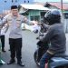 Kombes Pol Irvan Pimpin Pembagian Takjil di Depan Polda Malut