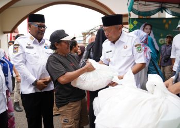 Bantu Ringankan Masyarakat, Wagub Bagikan 1300 Paket Sembako Murah