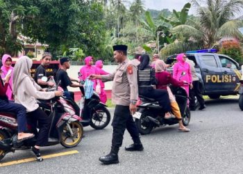 Berkah Ramadan, Polsek Sanana Berbagi Takjil Gratis