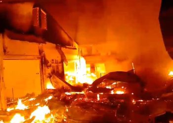 Si Jago Merah Lahap Ruko dan Ratusan Lapak Pakaian Pasar Rawajaya