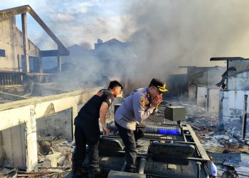 Bawa Water Cannon, Personil Brimob Ikut Padamkan Kebakaran Pasar Rawajaya