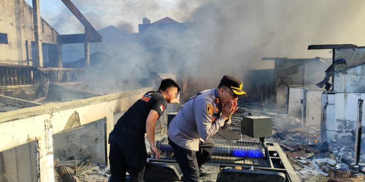 Bawa Water Cannon, Personil Brimob Ikut Padamkan Kebakaran Pasar Rawajaya