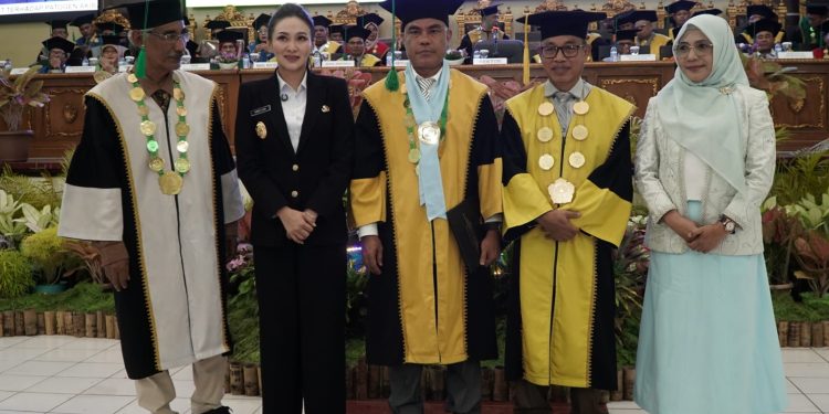 Hadiri 694 Wisudawan Unkhair Periode I Tahun Akademik 2024/2025, Gubernur Sampaikan Beberapa Pesan