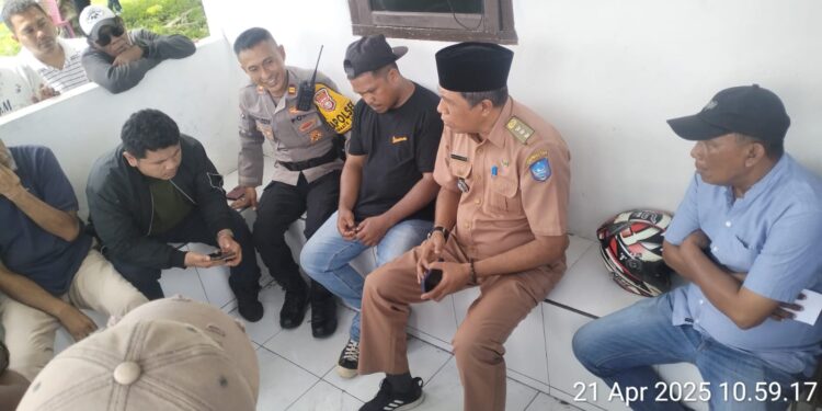 Camat Ternate Utara Mediasi Massa Aksi di Kantor Lurah Sango