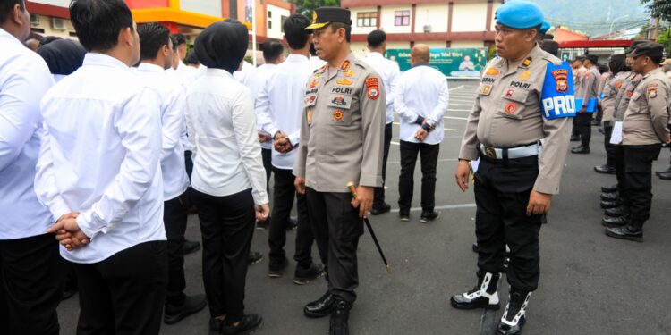 Kapolda Malut Sidak Penampilan, Tegaskan Pentingnya Disiplin dan Profesionalisme Personel