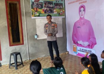 Membaca dan Mendidik: Aksi Inspiratif Bripda Andre Djini di Tengah Masyarakat