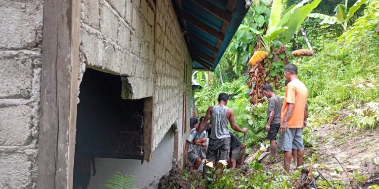 Satu Rumah Warga di Desa Tawabi Ambruk Akibat Terjang Tanah Longsor