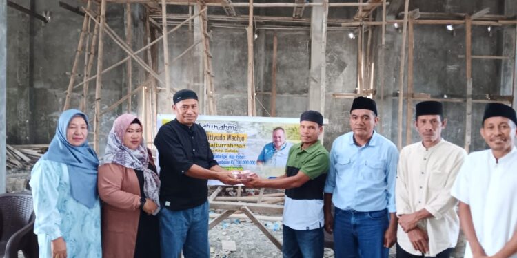 Hi. Robert Nityudo Wahjo Beri Bantuan Pembangunan Mesjid Baiturrahman Desa Mamuya