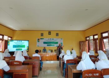 Literasi Kewirausahaan Kepada Siswa, Fakultas Ekonomi dan Bisnis Laksanakan PKM di SMKN 3 Ternate