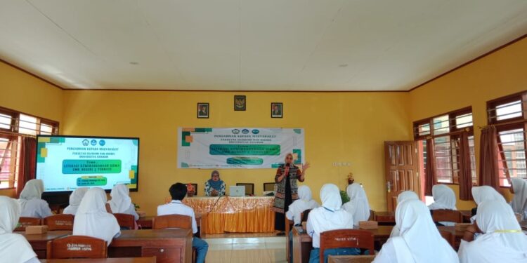 Literasi Kewirausahaan Kepada Siswa, Fakultas Ekonomi dan Bisnis Laksanakan PKM di SMKN 3 Ternate