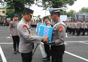 Bakti Bhayangkara, Polda Malut Salurkan Ribuan Bansos untuk Masyarakat