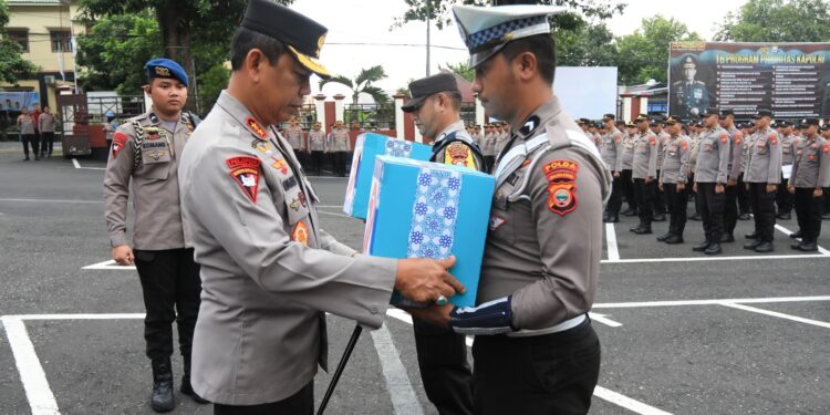 Bakti Bhayangkara, Polda Malut Salurkan Ribuan Bansos untuk Masyarakat