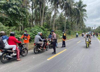 Kompi 1 Batalyon A Pelopor Bagikan Masker Gratis Kepada Warga