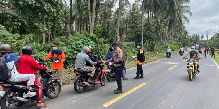 Kompi 1 Batalyon A Pelopor Bagikan Masker Gratis Kepada Warga