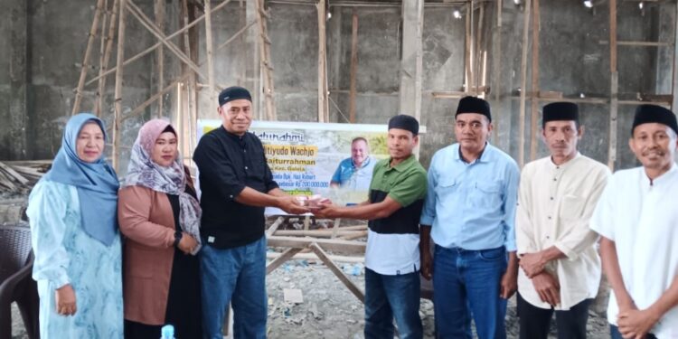 Isnain Yoba Bantu 50 Sak Semen Untuk Pembangunan Mesjid di Desa Mamuya