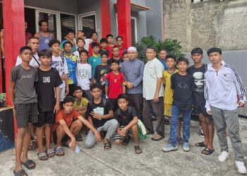 Tertahan di Ibu Kota, Puluhan Anak Akademi Sepak Bola Kieraha Dapat Uluran Tangan Haji Robert