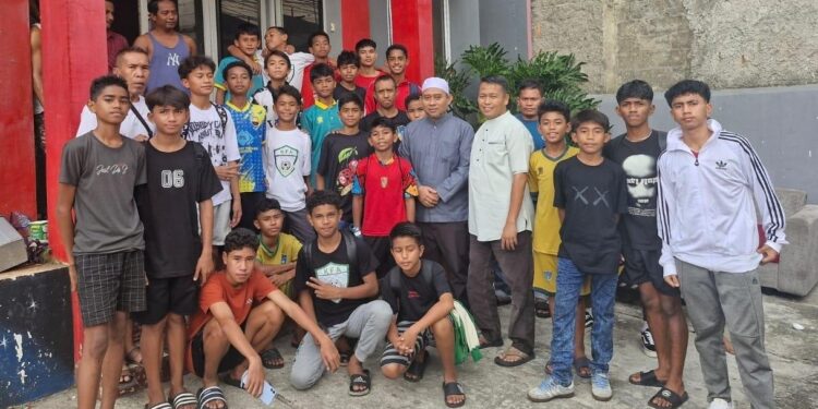 Tertahan di Ibu Kota, Puluhan Anak Akademi Sepak Bola Kieraha Dapat Uluran Tangan Haji Robert