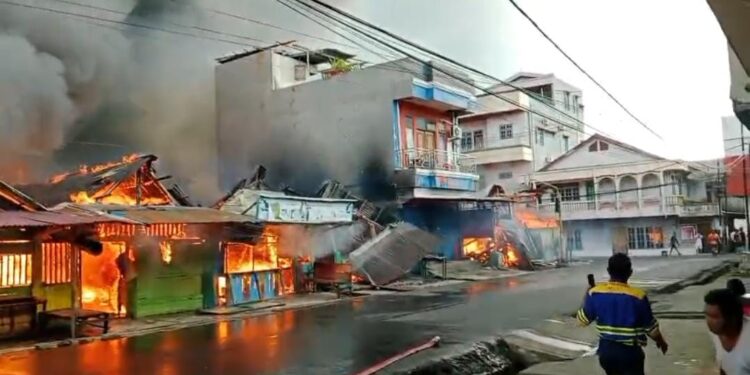 Si “Jago Merah” Hanguskan Sejumlah Rumah Makan di Halmahera Utara