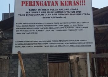 Polda Malut Pasang Plang Peringatan di Lahan Sengketa Kelurahan Ubo – Ubo, Ternate