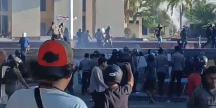 Bentrok Warnai Aksi Massa Pro-Kontra DOB Sofifi