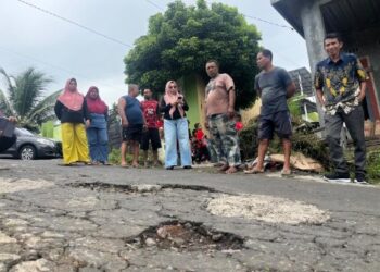 Warga Kesal, Bertahun – tahun Jalan Rusak Tak Kunjung Diperbaiki Pemkot Ternate