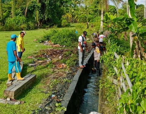Antisipasi Banjir Bhabinkamtibmas Desa  Lekosula Bersama Warga Bersihkan Selokan