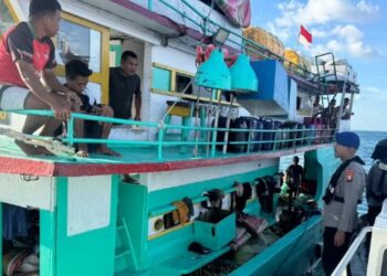 Polairud Polda Malut Edukasi Nelayan di Perairan Pulau Mangoli