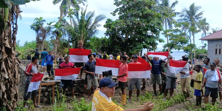 Komunitas Sepakbola Nasional Salurkan Bendara Merah-Putih ke Kawasan 3T Halmahera
