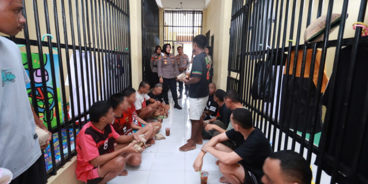 Melalui Program Jumat Berkah, Kapolres Ternate Berbagi dengan Tahanan di Rutan Polres Ternate