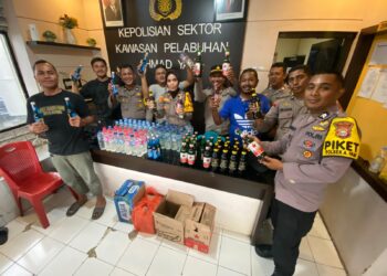 Razia di Pelabuhan Ahmad Yani, Polisi Amankan Ratusan Botol Miras