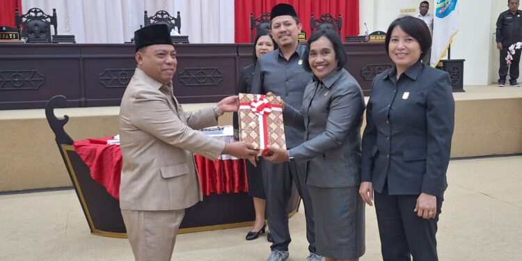 DPRD Halut Paripurnakan Penyampaian KUPA-PPAS oleh Bupati Piet Hein Babua