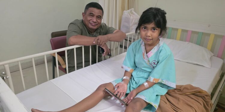 Haji Robert Biayai Penuh Pengobatan Pasien Anak Bocor Jantung dari Desa Gorua