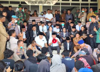 Melantai Agar Setara, Masa Aksi Ditemui Bupati Halmahera Utara dan DPRD