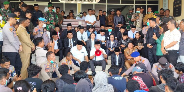 Melantai Agar Setara, Masa Aksi Ditemui Bupati Halmahera Utara dan DPRD