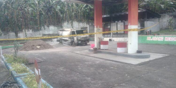 Pertamina Patra Niaga Regional Papua Maluku Bersama Warga Atasi Insiden Mobil Tangki di SPBU Pulau Makian