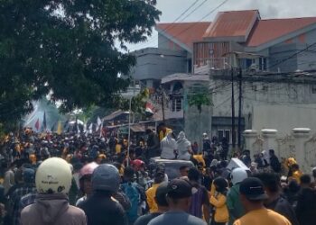 Demo Mahasiswa di Kantor DPRD Kota Ternate, Berakhir Ricuh!