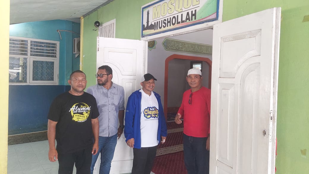 Ketua Dewan Alumni SMPN 5 dan SMPN 6 Ternate, didampingi Wakasek SMPN 6 Ternate, Wakil Kepala Sekolah SMPN 6 Ternate, Hi Abdul Halek Sabtu,SP.d, Ketua Panitia Alumni Angkatan 2001, Arianto A Siraju dan Sekretaris Alumni SMPN 6 Ternate angkatan 2000, Iskandar melihat secara dekat kondisi Mushollah milik sekolah itu