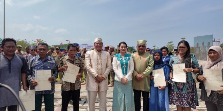 Kanwil BPN Malut Serahkan Sertipikat PTSL dan Sertipikat Aset Tanah Pemprov