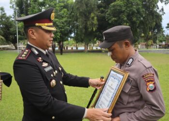 Kapolres Halut Beri Piagam Penghargaan Kepada Personel pengaduan pelayanan terbaik
